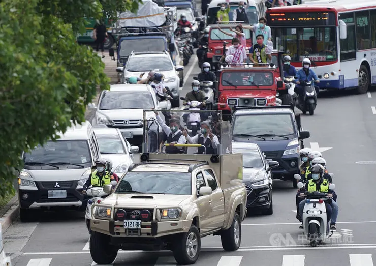 選舉車掃街拜票應該算是台灣特色吧…圖片來源:https://www.cna.com.tw/news/aipl/202211220065.aspx