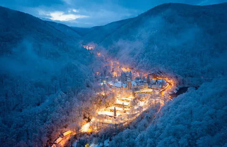 帕洛塔酒店（ Hotel Palota ）冬季空拍照。取自網路分享。