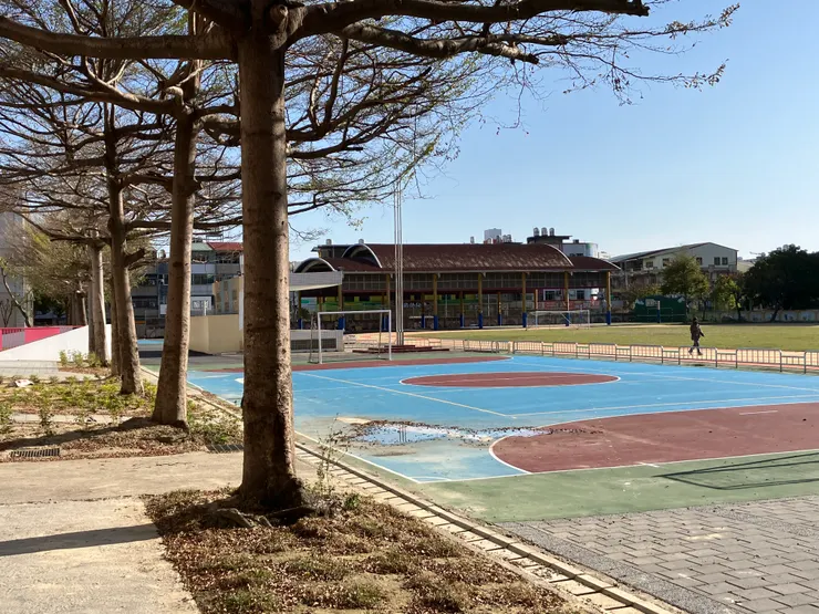 某次和家人在母校操場散步