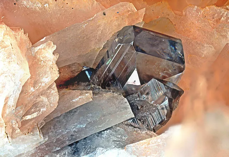 摩洛哥白鉛礦細節。資料來源:Mindat