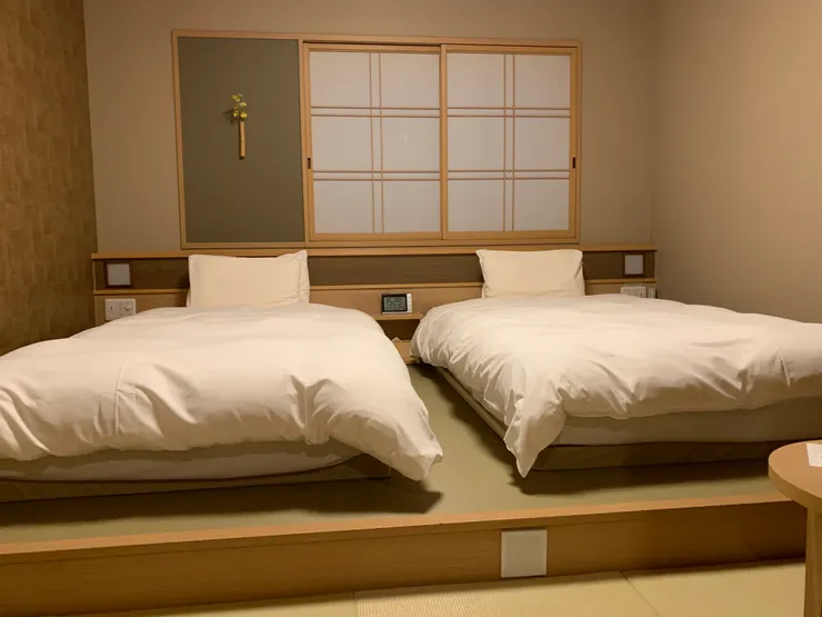 日式榻榻米床，算是偏硬的床，很好睡