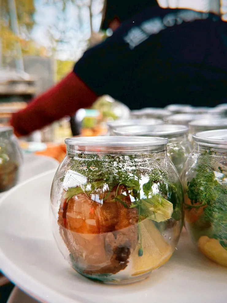 結合現代美學的梅森罐裝法，讓辦桌菜也能拍出網美照。