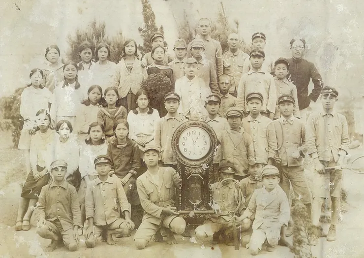 確切拍攝年代不詳，一群公學校學童的合照。右上角的年輕男性可能是老師