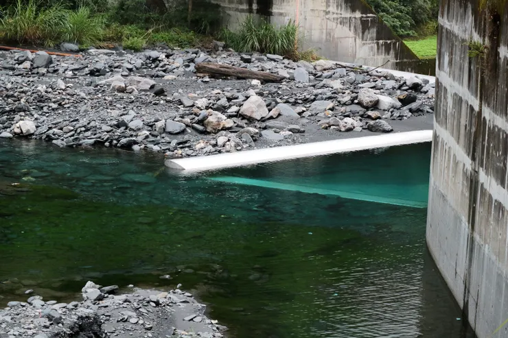 林道盡頭為栗栖壩，栗栖溪溪水清澈見底，為濁水溪的支流之一。
