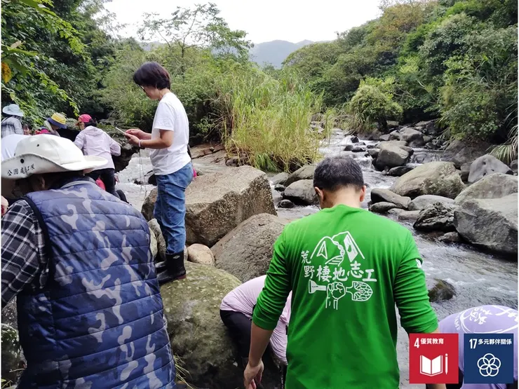 工作結束後到瑪鋉溪清洗工具、沖除一身疲累