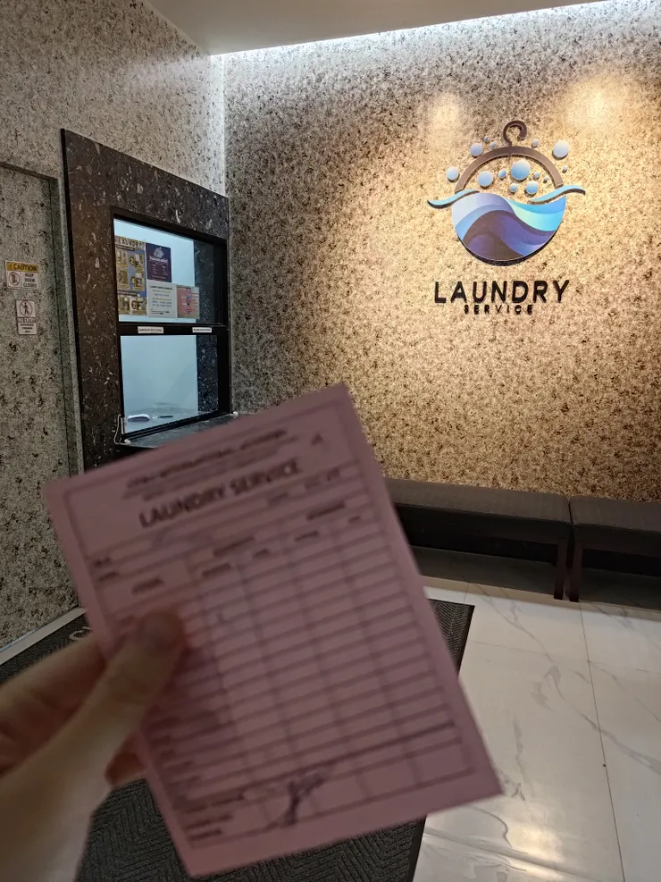 洗衣房在九樓,他們會將你的衣服拿去給別人手洗