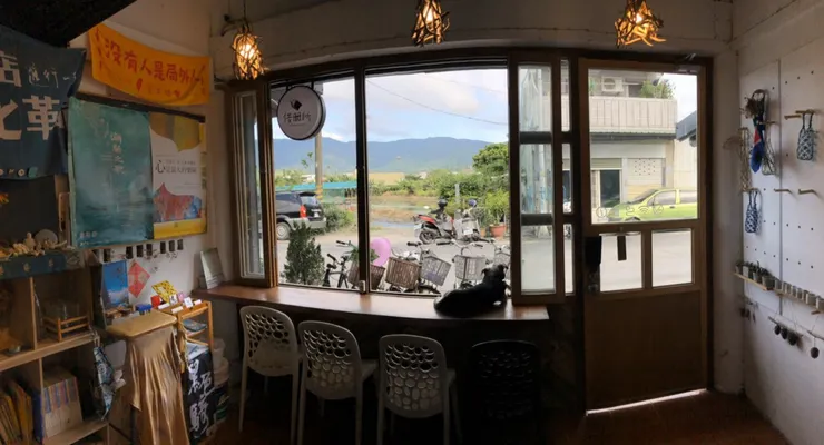 借冊所書店門口框出的藍天