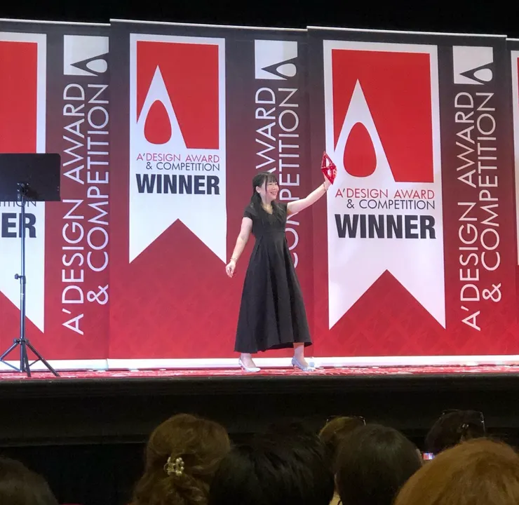 旅美平面設計師施德嫻連續兩年贏得世界最大設計界奧斯卡獎義大利A Design Awards, 此為領獎照片