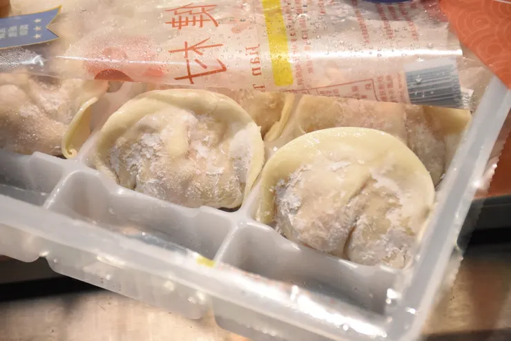 水餃乖乖躺在每一格裡