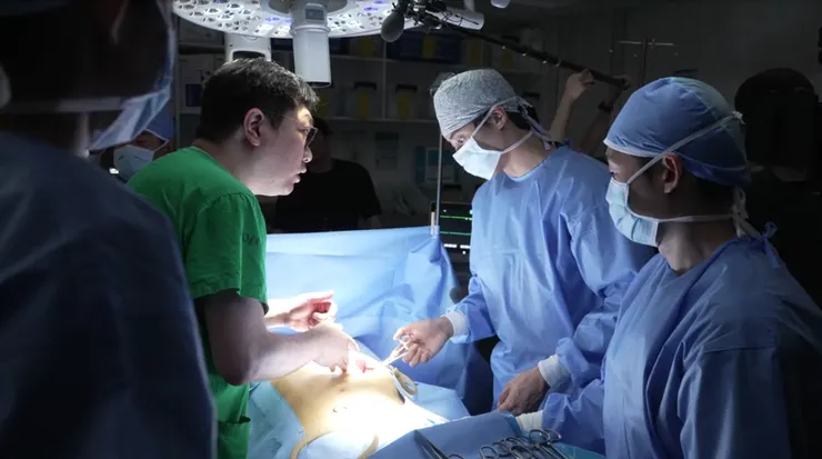 外傷重症中心 | 評價 8.3/10  | 影劇避雷就上 awwrated.com