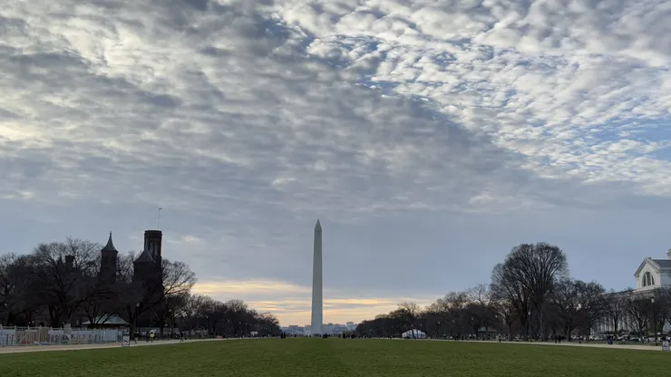 從這裡往華盛頓紀念碑的方向拍去，原以為很近，沒想到國家廣場這一區真的超級遼闊。