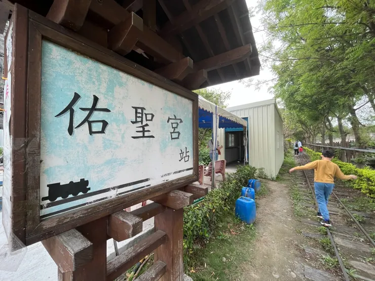 候車亭居然是鐵皮屋！沿途都是這種很沒特色的風景。