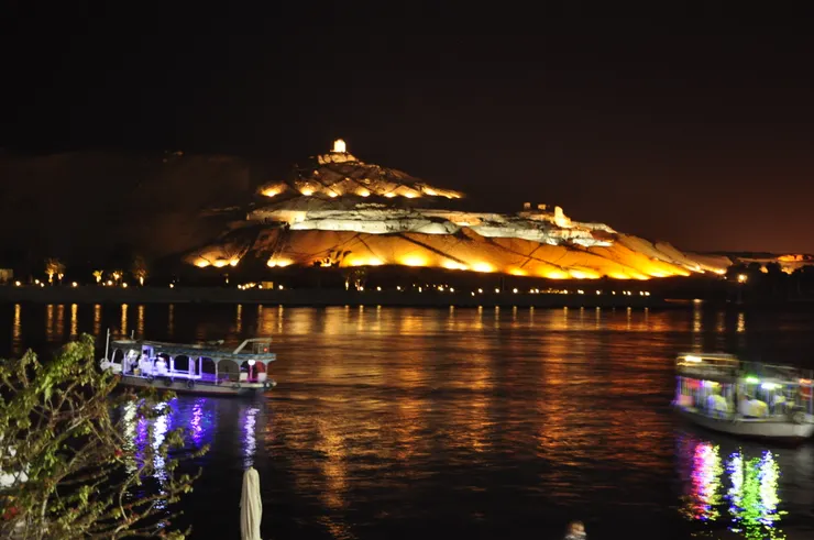 晚上從尼羅河東岸看Old and Middle Kingdom Tombs的景觀