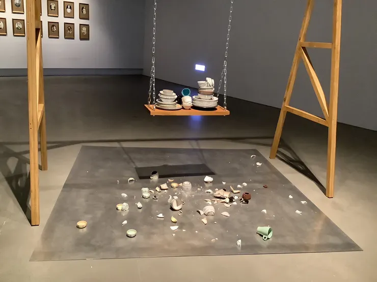 《盪2023》讓易碎的杯盤盪秋千。