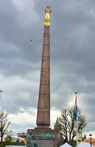 金色少女像 戰事紀念碑