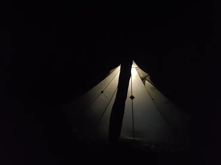 搭得很擠，腹地很剛好