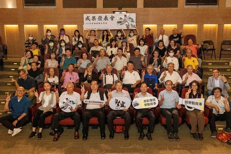 高寶華局長(第一排左5)出席頒獎臺北市勞動局112年勞動影像工作坊成果發表會，十部作品榮獲評審青睞，人人都有獎，活動圓滿落幕！