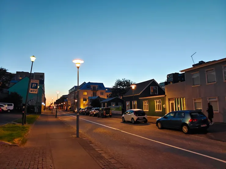 公寓前的馬路，近晚上11點。