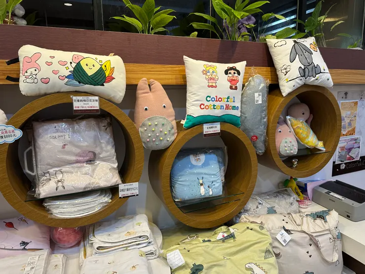 販售區櫃檯有抱枕樣品，選好喜歡的樣式就可以到樓下教室大展身手囉！