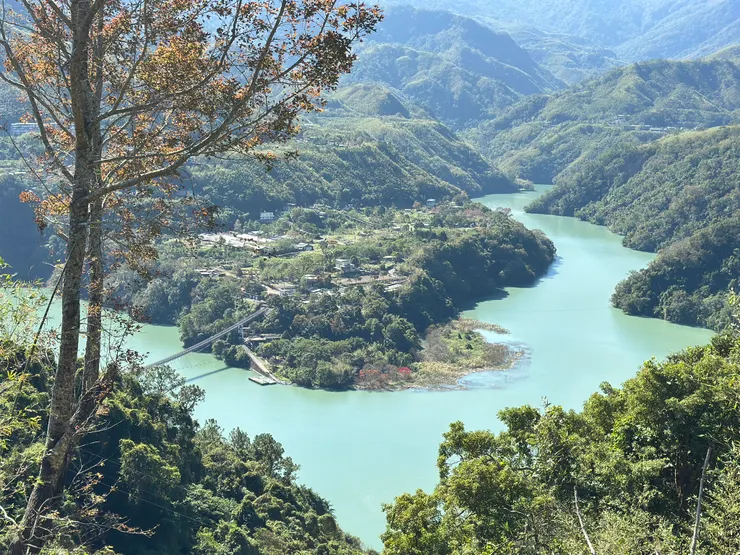 瞭望台上可以鳥瞰大漢溪風光,青山綠水非常漂亮