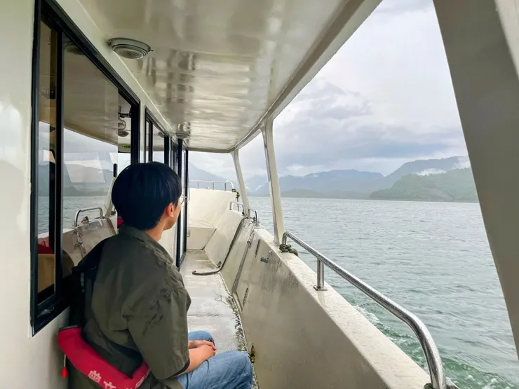 搭乘曾文水庫遊艇，在湖光山色終於抵達山中提琴村-大埔和平社區。