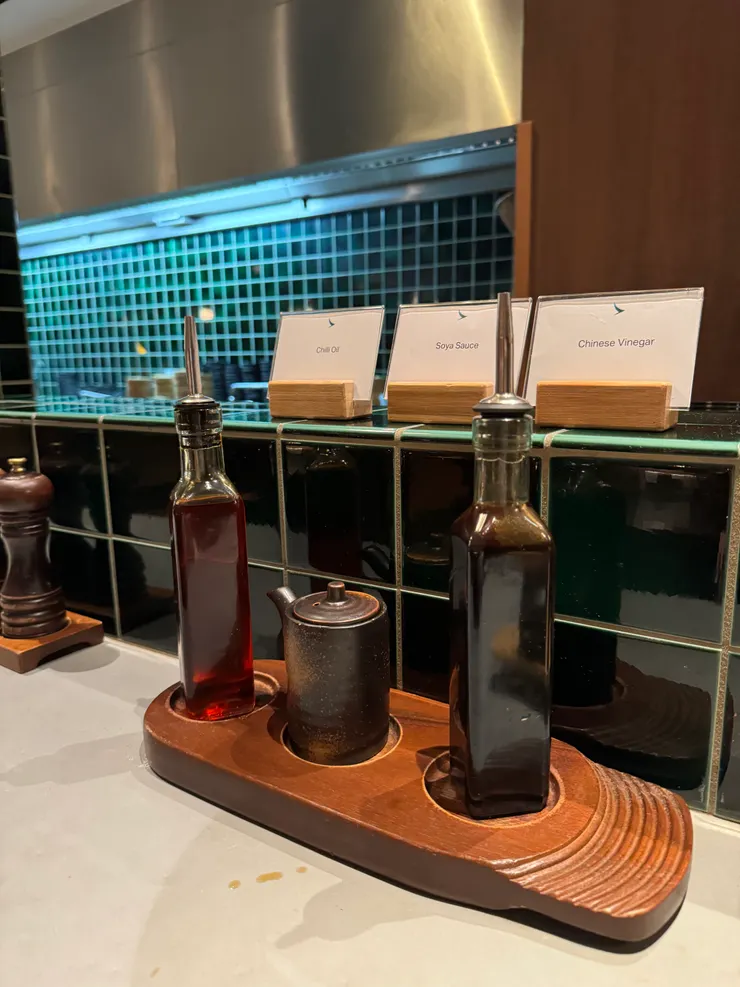 旁邊有醬油辣油可調味