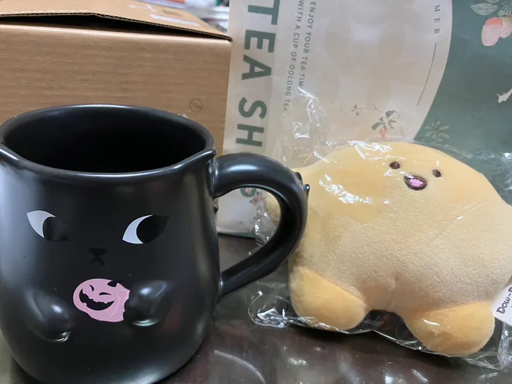 馬克杯與小玩偶吊飾