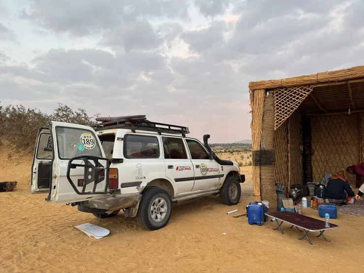 我們在沙漠裡ㄉ交通工具：強大ㄉ吉普車！