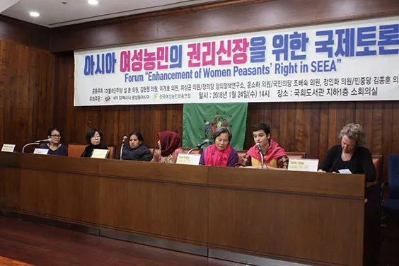 ▲洪箱出席國際會議由蔡雪青擔任口譯。