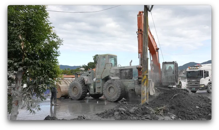 保安寺旁的怪手正在拖出因泡水而拋錨的鏟車