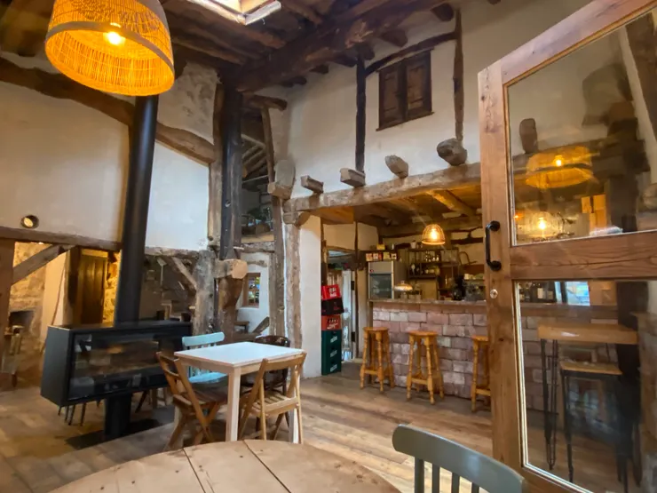 在路上少見的特色餐廳，一開門客人陸續出現，生意非常好。