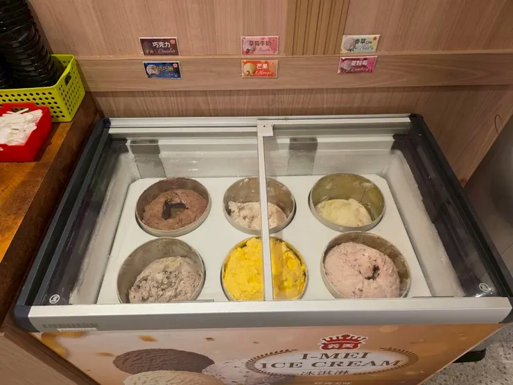 這個冰淇淋，個人覺得中規中矩，大家都在排隊裝旁邊的剉冰XD。
