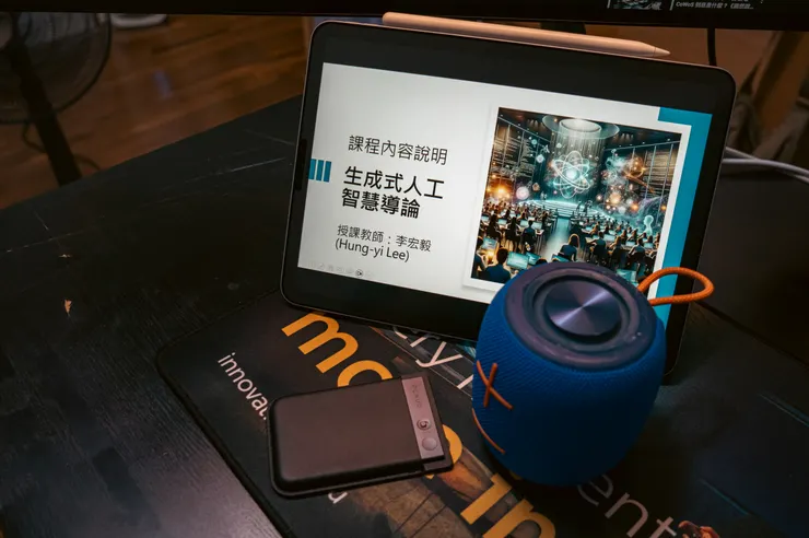 上課三寶:iPad / 藍芽喇叭 / PLAUD NOTE