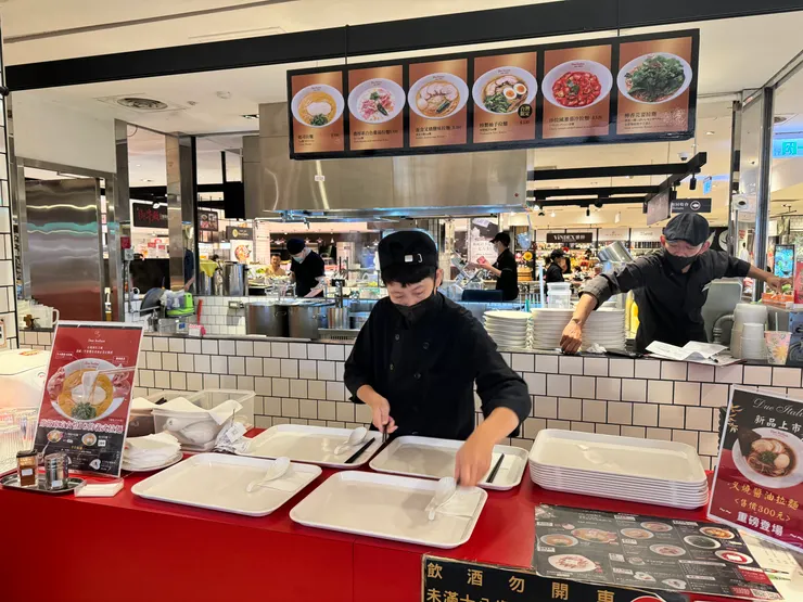 百貨的美食街內小小的點餐台