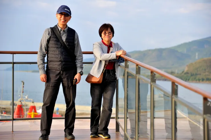 【高起伉儷在景觀伸展台頂端】