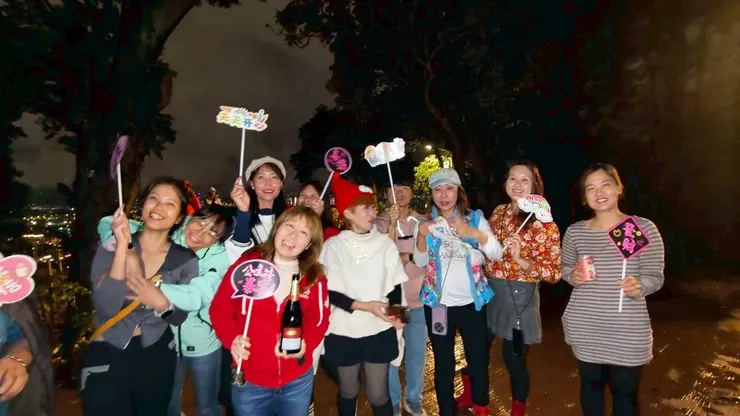 紅色衣服的阿姨人稱甜菜媽，拿者我捐贈的香檳