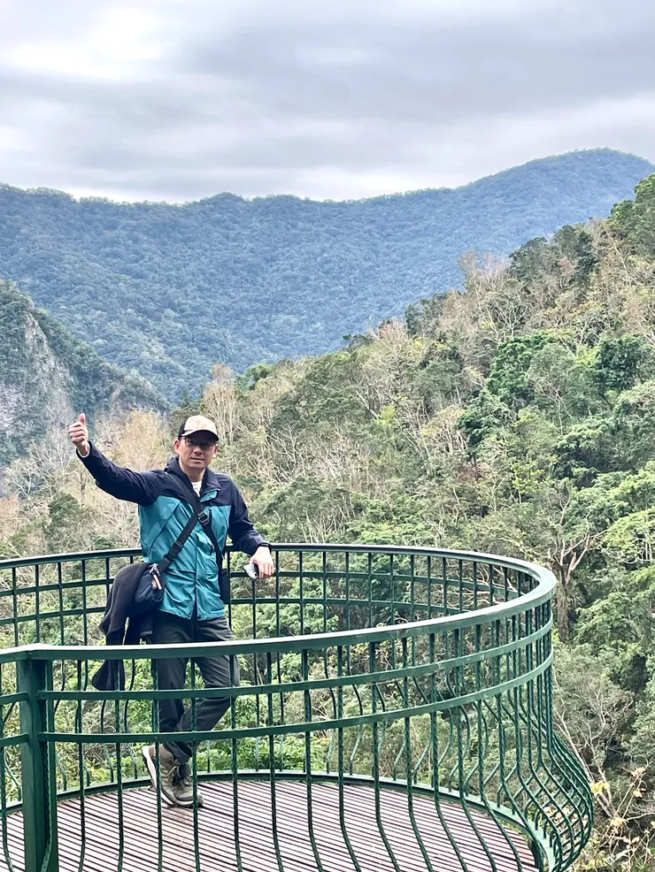 圖23 全程瞻前顧後的谷樺老師難得露出如此放鬆的微笑，我想是大自然的廣袤及溫柔所致(攝影者 蘇建源)