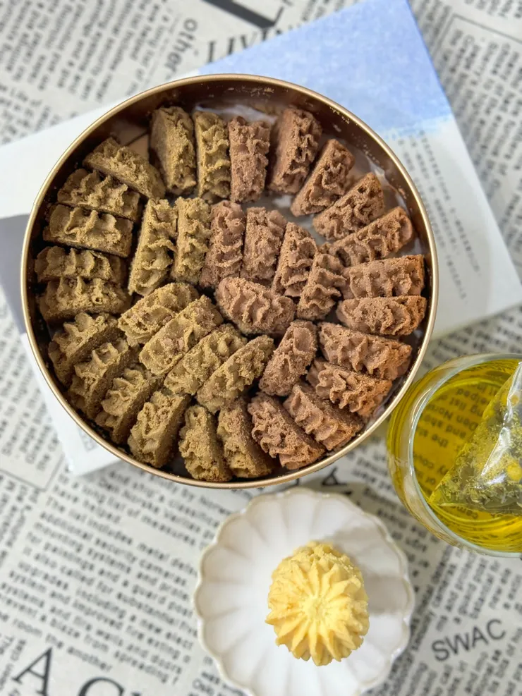 深色的是法芙娜可可口味，淺色是斯里蘭卡紅茶，小碟子裝原味