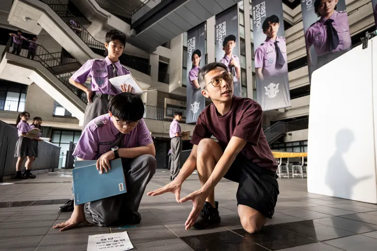 周冠威在片場指導演員