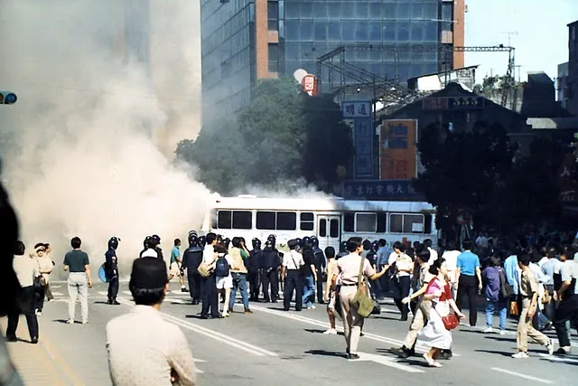 公車著火  1990.05.29  攝影：潘小俠