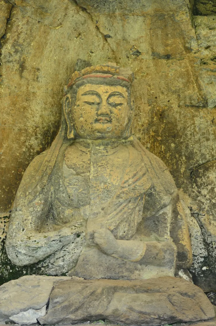 石佛被發現時只剩佛頭 這是修復後