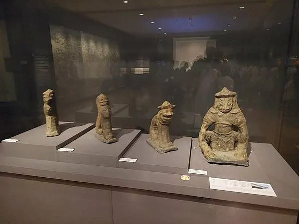 博物館及西遊記雕像，最右邊數來依序是三藏法師、孫悟空、好像是豬八戒、最後一個不是沙悟淨忘了是誰