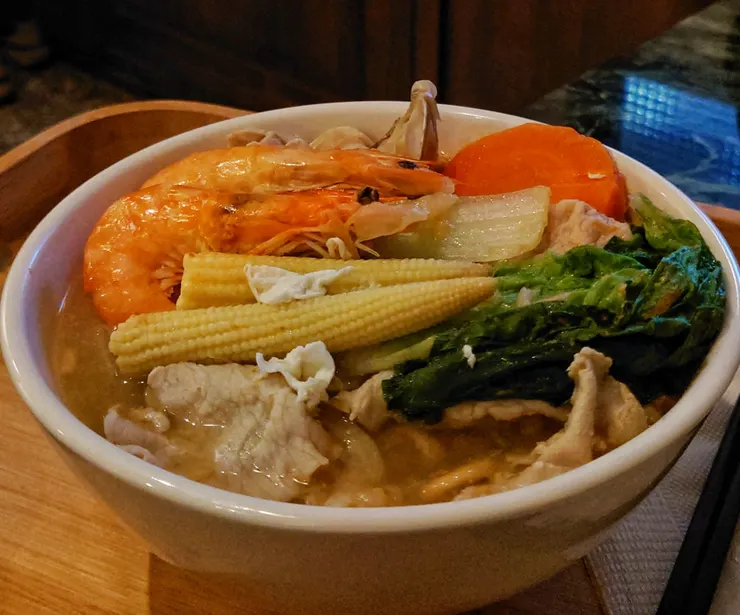 標榜熬煮六個鐘頭高湯的鍋燒麵,吃起來就像台式湯麵