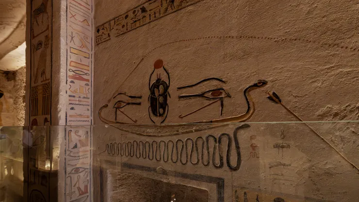 2025 年拍於帝王谷拉 Ramesses IX KV6。聖甲蟲 Khepri 在冥界之舟上用小手手推動太陽，穿越陰界並壓制混沌之蛇 Apophis，象徵黎明與再生。