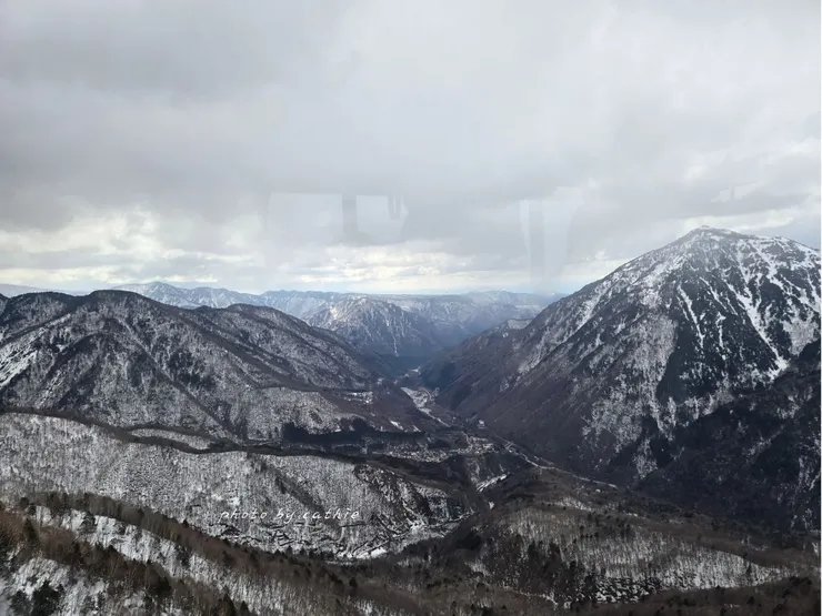 新穗高纜車第二段因爬升高度較大，層層山巒美景也非常漂亮！