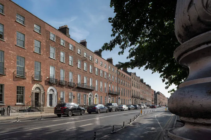 位於都柏林市區 Merrion Square 的喬治式住宅 ( 圖片來源：Visit Dublin )
