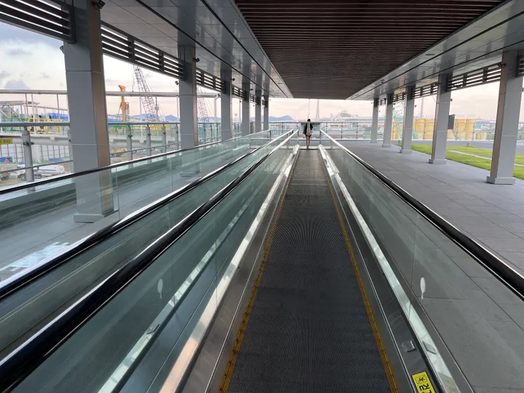 c.電動步道蠻長的走起來很輕鬆