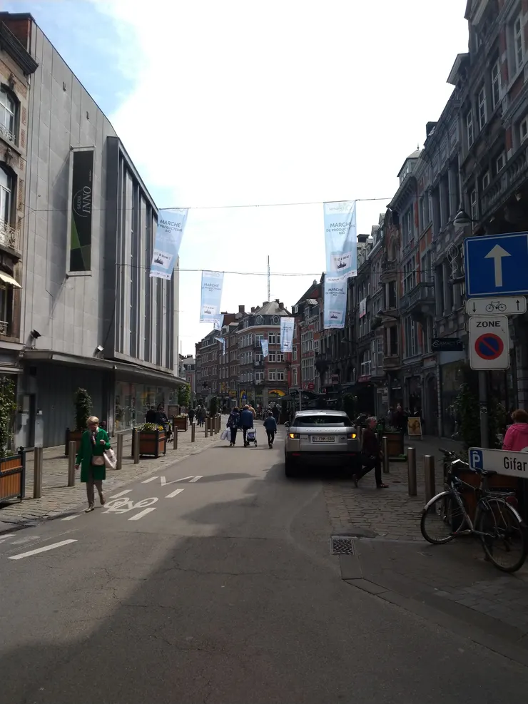 街道上飄著慢活風