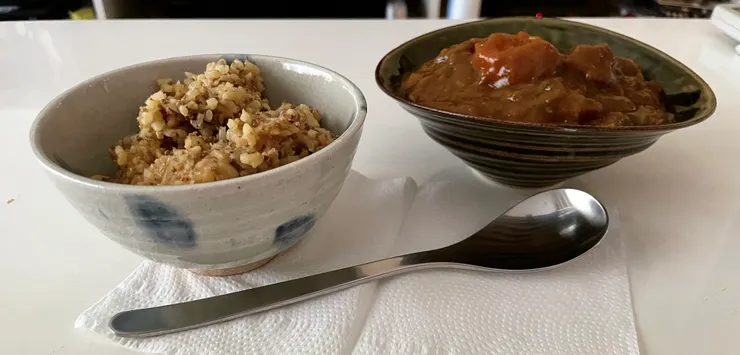 自己料理用扛回來的餐具，盛滿搭機返台的電鍋首秀。