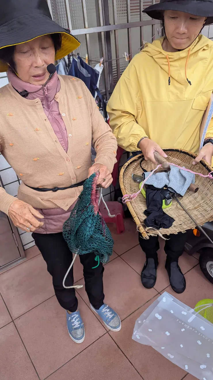 由鳳嬌阿姨解說海女的工作 不同的採集會帶上不同的工具